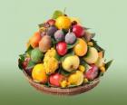 Корзина с разнообразными фруктами